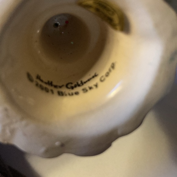 Charming Holiday Figurine with Heart - Green and White - Picture 5 of 5